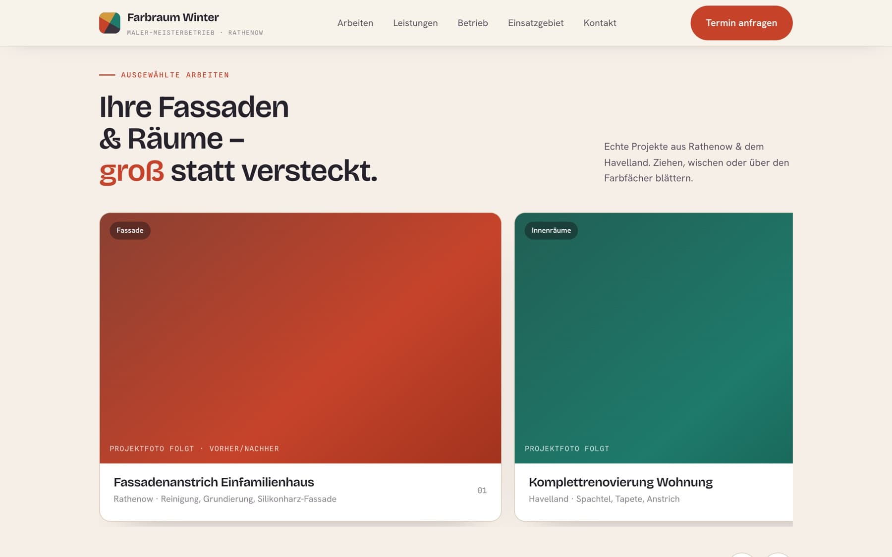 Werkschau direkt nach dem Hero — große Flächen statt versteckter Bildstreifen.